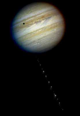 Составное изображение Юпитера и кометы Шумейкера-Леви  9.Темное пятно на диске - тень Ио. Сам спутник можно разглядеть правее и выше тени. Комета же наблюдалась 17-го мая. В тот момент вереница из 21-й части ядра растянулась на 1 100 000 км. 