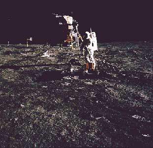 Астронавт Эдвин Олдрин устанавливает сейсмометр (Apollo 11)
