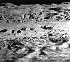 Внутренняя часть кратера Коперник . На заднем плане северный вал кратера.