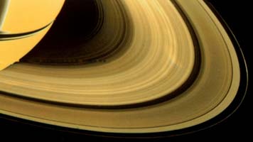 Кольца Сатурна и их тени на освещенном полушарии планеты. Фотография была принята от расстояния 1,570,000 километров ( Вояджер 1)
