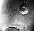Снимок кратера Юти на Марсе диаметром 18 км с флюидизированными выбросами, частично перекрывающими один из старых кратеров.